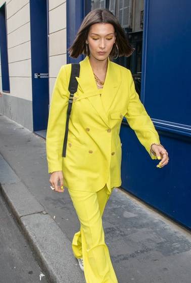 贝拉|春季充满活力的颜色！贝嫂红色高级又精神，贝拉、吉吉十足少女感