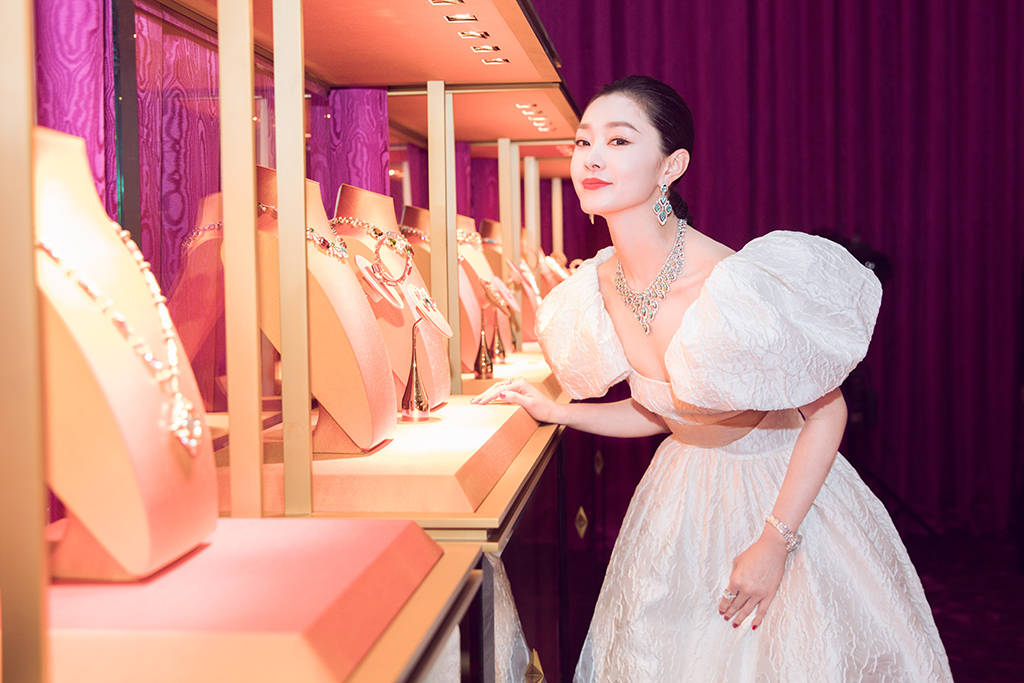 钟楚曦|宁静、娜扎、钟楚曦盛装出席时尚活动，唐艺昕产后首亮相暴露身材