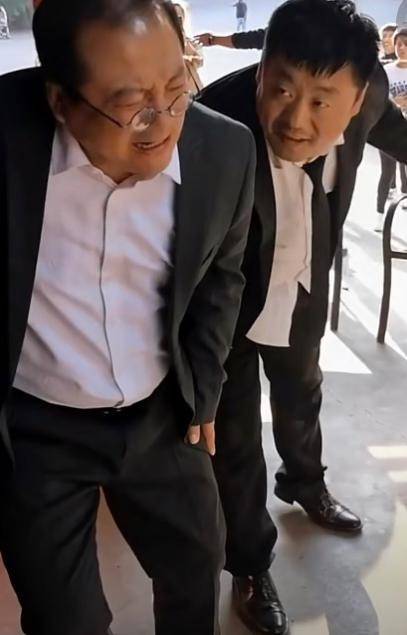 乡爱谢广坤排场大，为拍视频周围拉警戒线，还