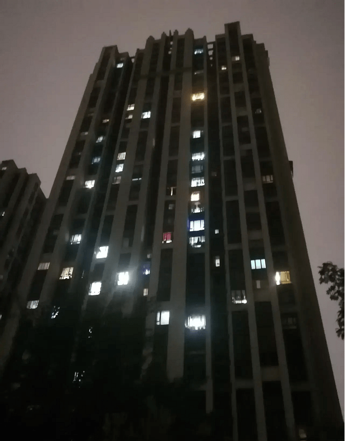 1,晚上去小区转悠,观察每栋楼的亮灯情况.