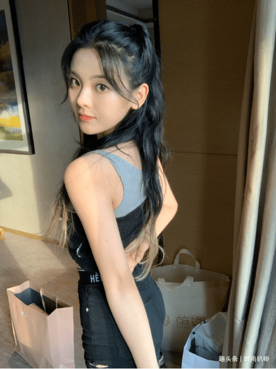 服装|杨超越的百变风格真是绝了！玩转各色服装搭配，看上去可盐又可甜