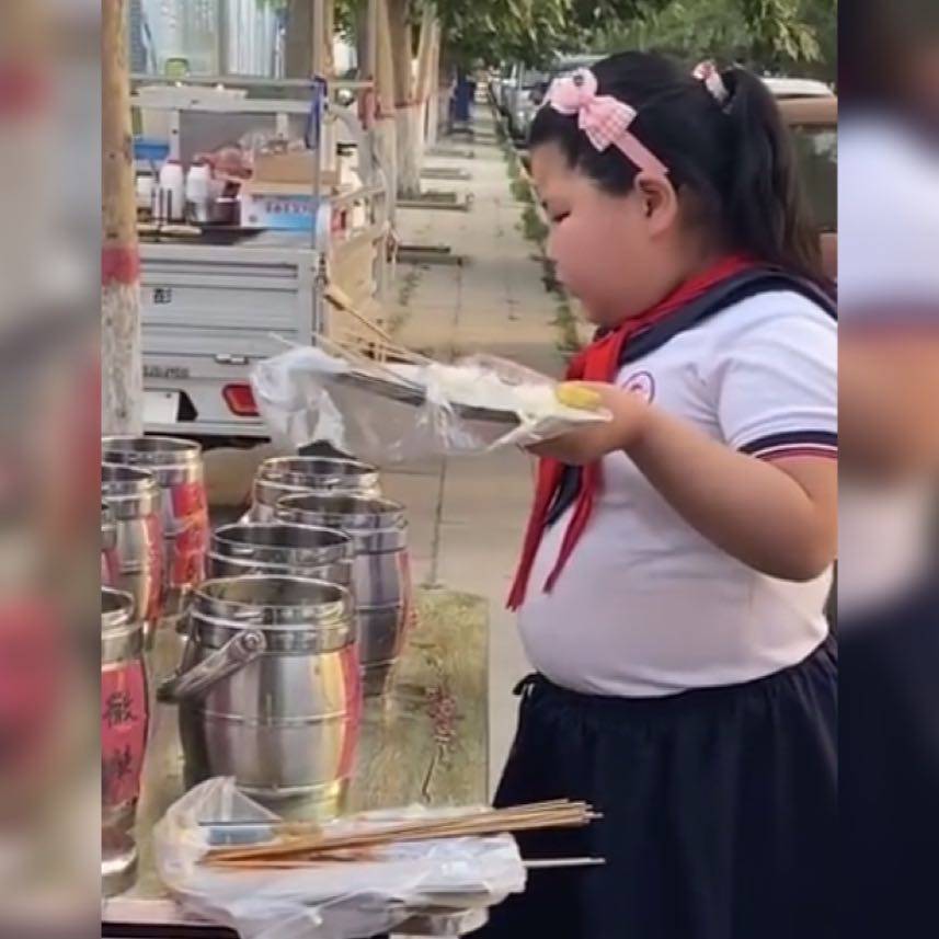 一手|萌娃一手拿托盘一手拿沾串，吃得腮帮鼓鼓，香的表情令人垂涎三尺