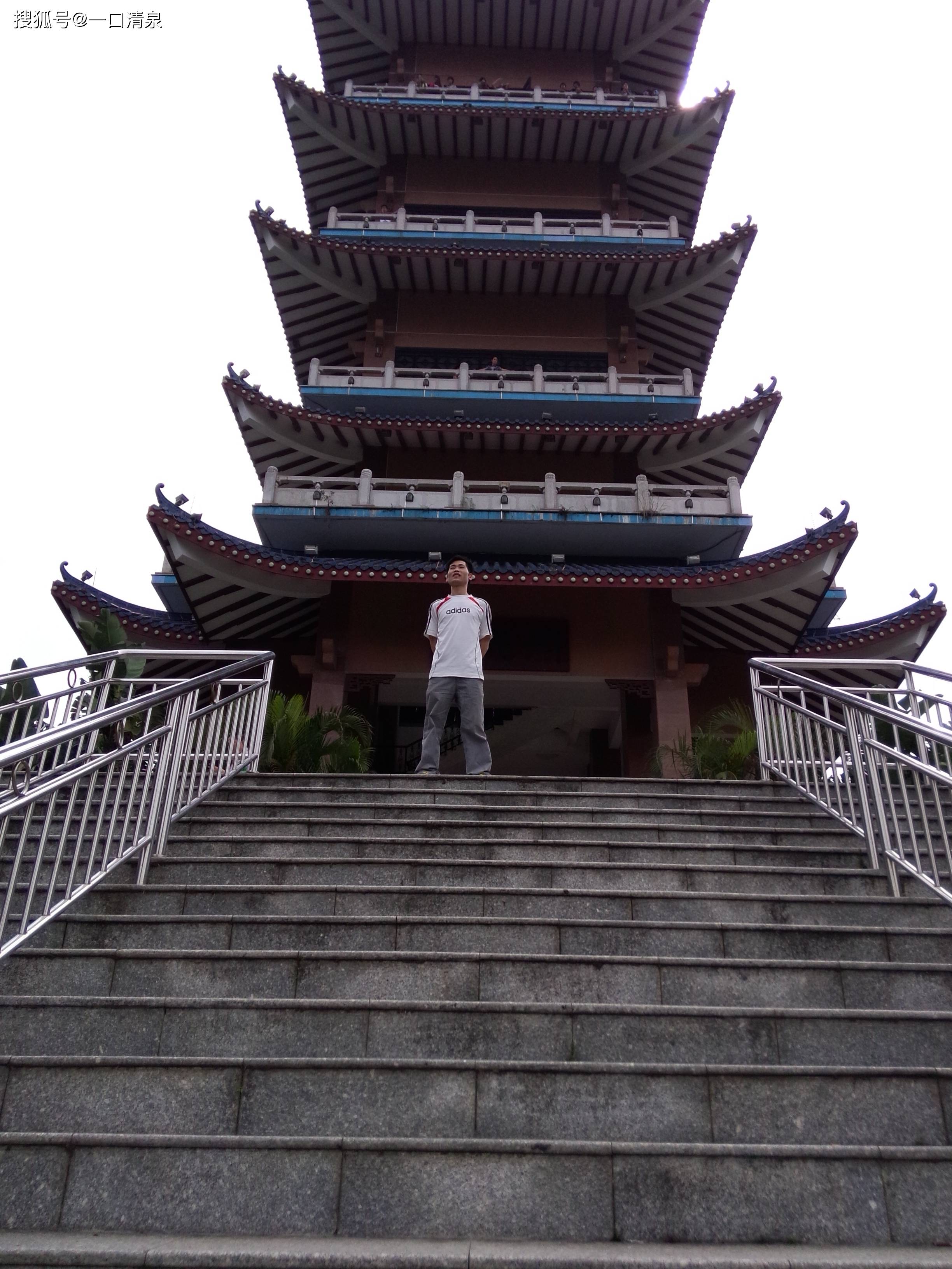 东莞凤岗望月楼：一缕清风照明月 人登高楼情满怀