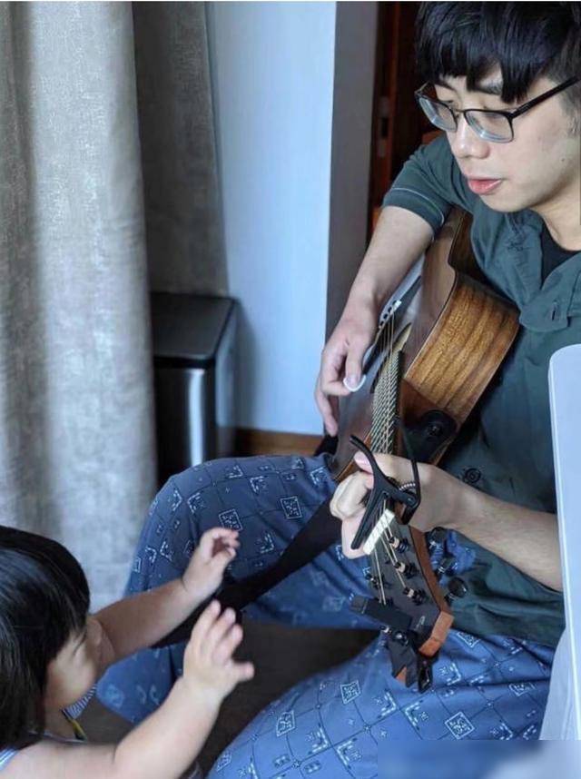 何超盈晒女儿近照，一岁学乘法口诀毫无压力，