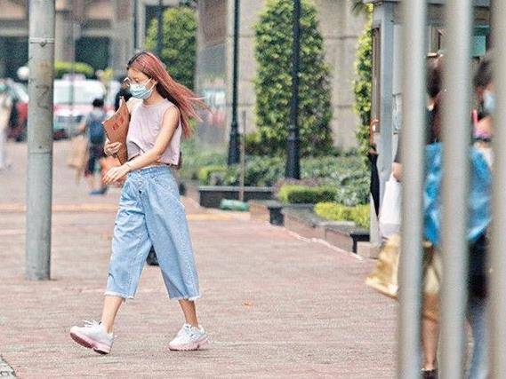 珠宝|一边发明星梦一边继承家业，31岁落选港姐简淑儿从头学做珠宝生意