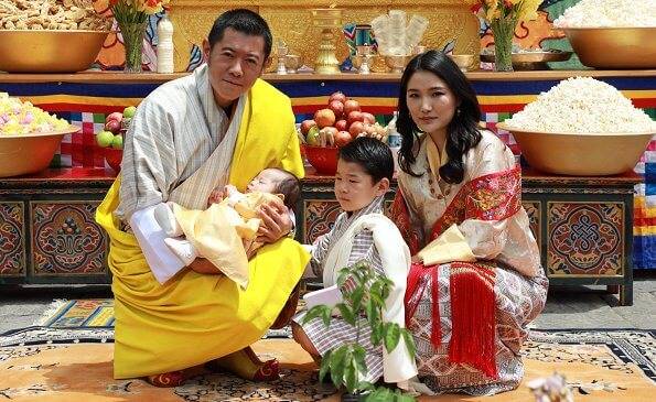 王子|不丹美女王后气质如兰！穿糖果色好活泼，6个月大王子天生明星脸