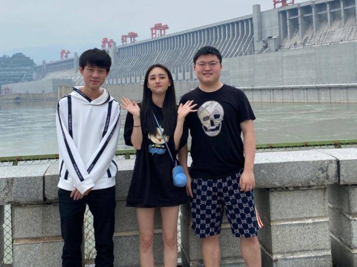Uzi|UZI女友素颜出镜，整容后颜值爆表，动鼻子就花了10多万