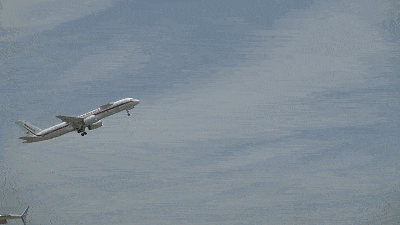 设计|飞机机翼那么薄，为什么能承受几十吨重量？