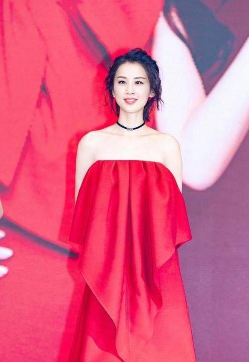 毛衣|黄圣依身材确实无敌，穿上黄色毛衣很显活力，可惜脸上细纹不少