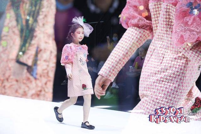 时尚|科技与时尚相融合——FUNNY DREAM高定礼服童装秀