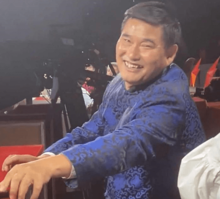 原创大衣哥当星光大道评委,一句话就引得观众大笑,现状让人羡慕