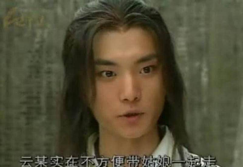 ，之后大学毕业，24岁刚出道就拍了男一号，演了《凤在江湖》的云潇潇。