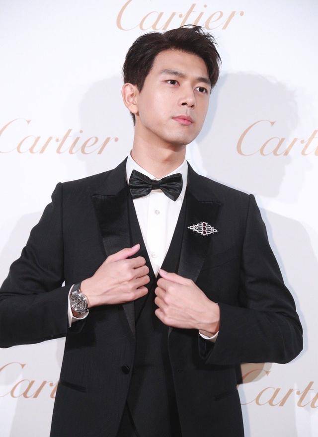 高调|李现终于再次高调！久违红毯造型霸气十足，入围韩国视帝火到国外