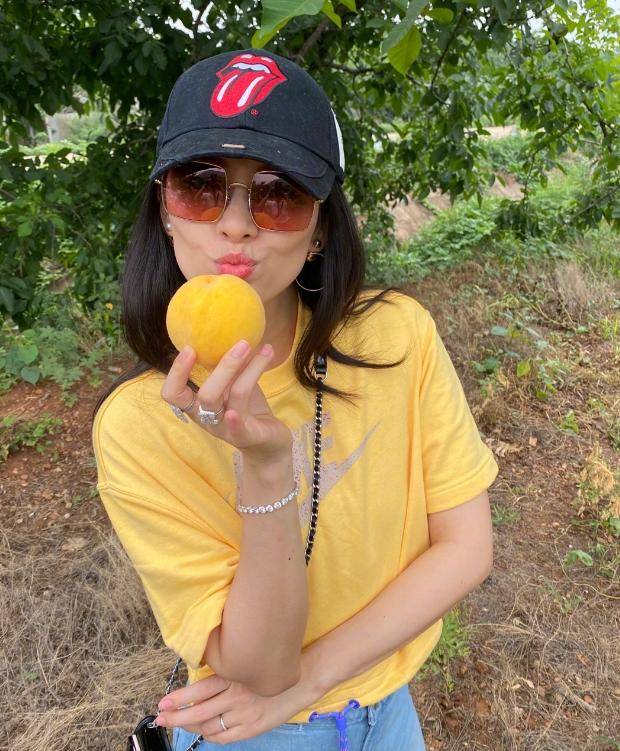 章子怡和汪峰约会看剧,忘开美颜曝光产后真实状态