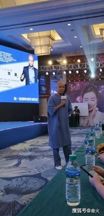 乐嘉开口才课一节售价八千，打扮如少林方丈，