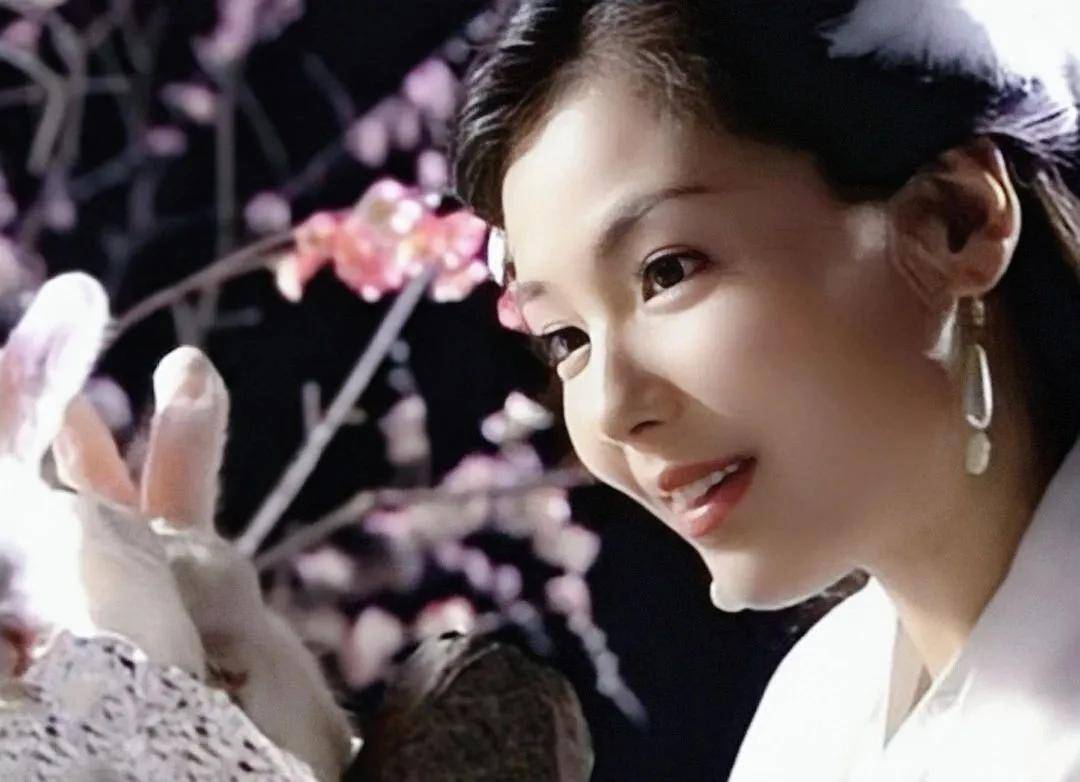 嫦娥|同样演仙女,神颜热巴被全网吐槽,她却成为美到上天的白月光?