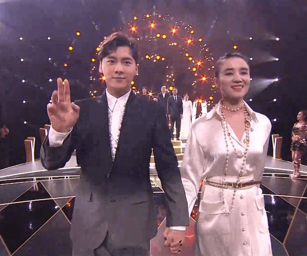 宋茜|金鹰奖镜头：宋茜法令纹夸张，赵丽颖精致又性感，李易峰差点摔倒