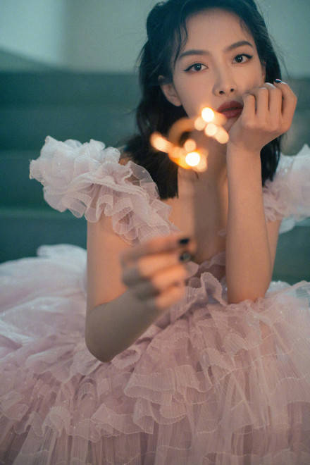 虞书欣|金鹰节颁奖晚会，死亡灯光下只有虞书欣抗住了，宋茜人都变形了