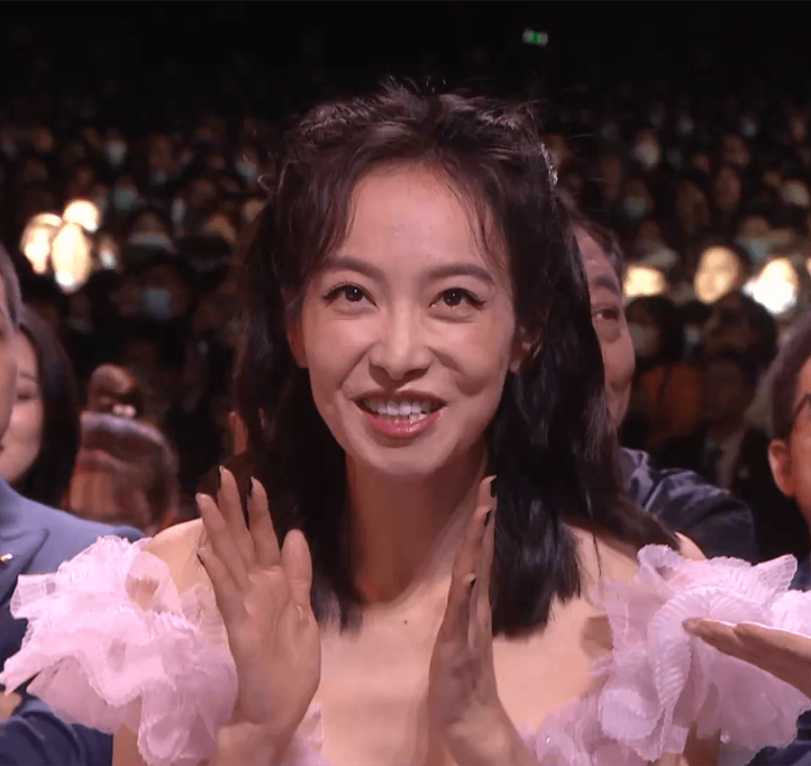 宋茜|金鹰奖镜头：宋茜法令纹夸张，赵丽颖精致又性感，李易峰差点摔倒