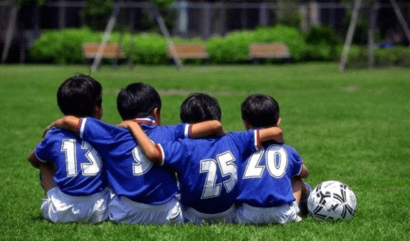 孩子|经常“出去浪”和“宅在家”的孩子，十年后，两种娃差距一目了然