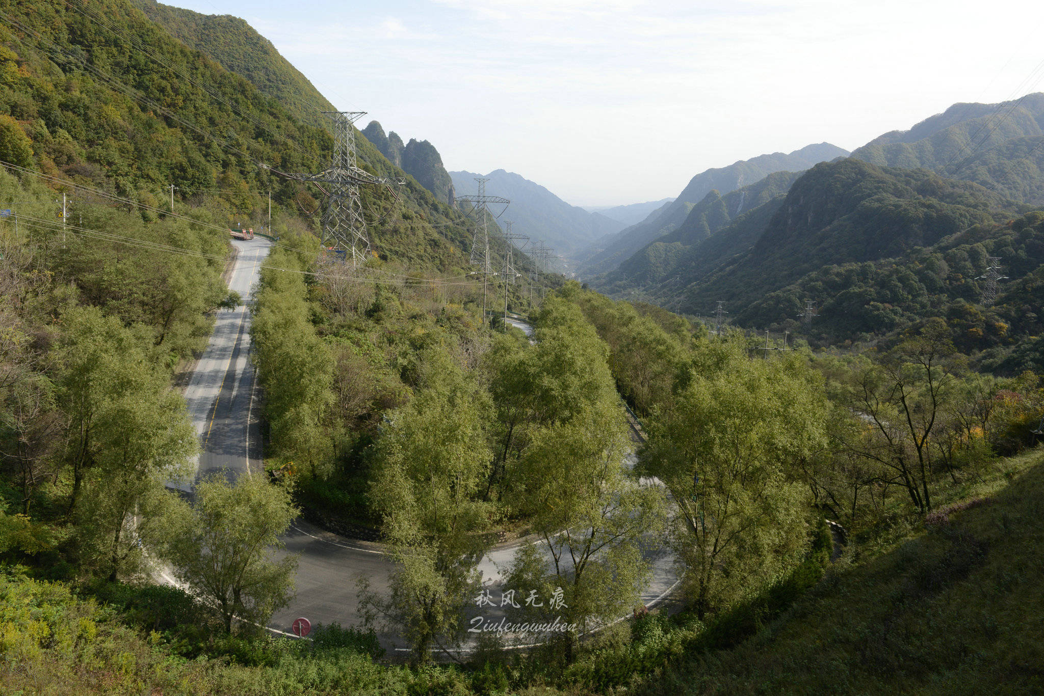 秦岭梁俯瞰壮观山谷间的大散关与蜿蜒的川陕公路