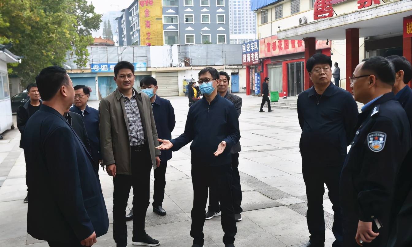10月20日上午,邓州市委书记金浩带领市公安,文明办,城管,交通等相关