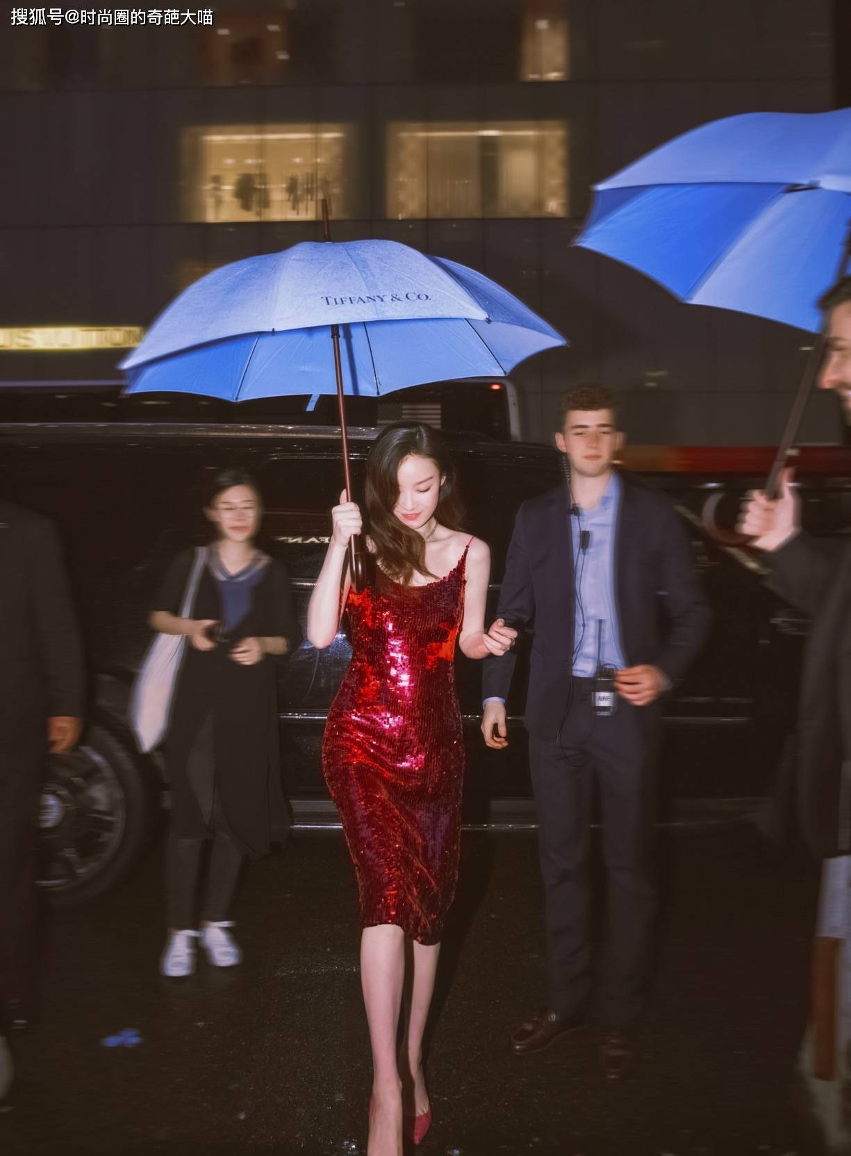 拖鞋|倪妮气质真贵气！拖鞋配礼裙也优雅，昂首挺胸美得就跟黑天鹅似的