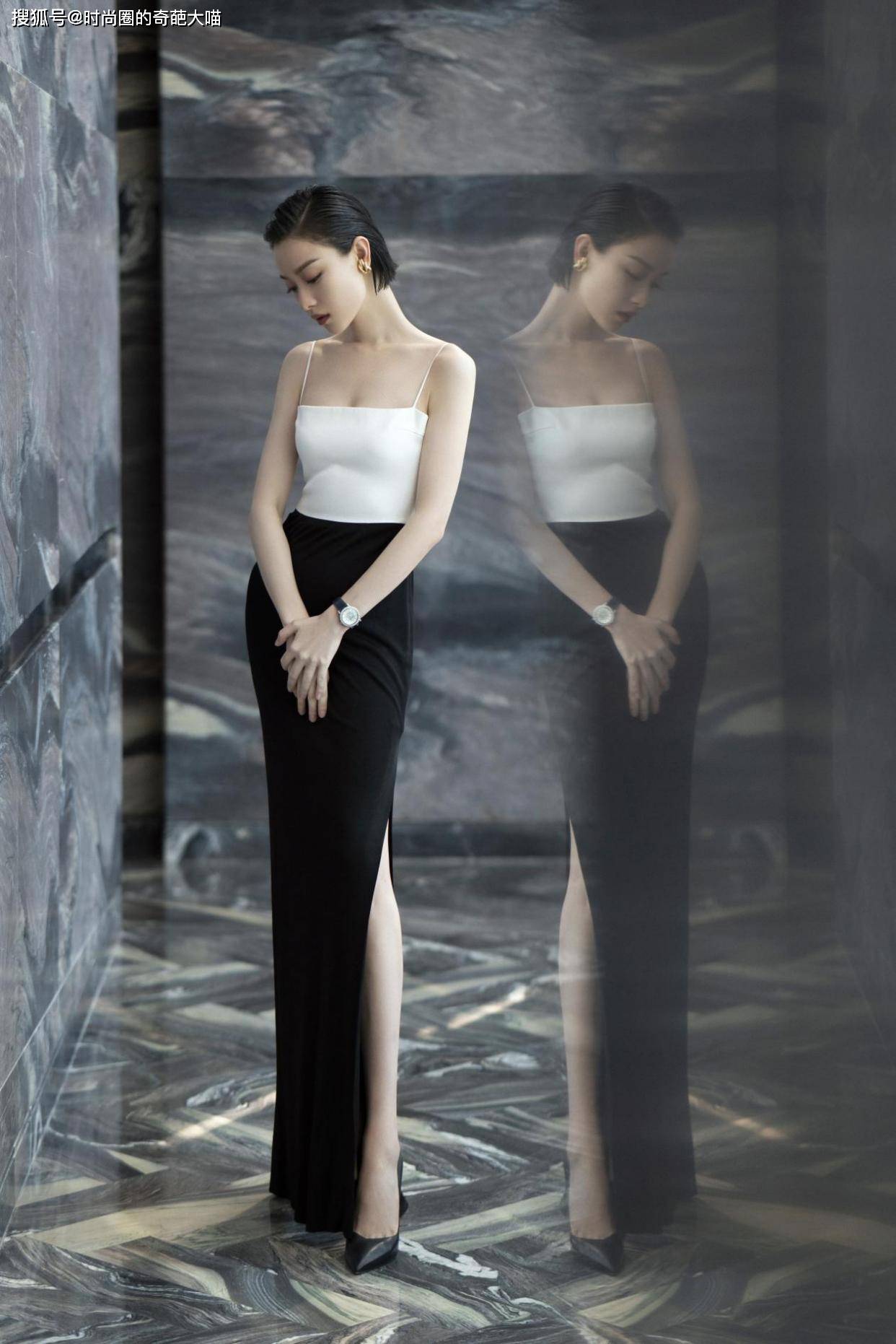 拖鞋|倪妮气质真贵气！拖鞋配礼裙也优雅，昂首挺胸美得就跟黑天鹅似的