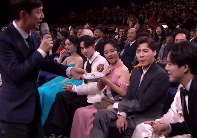 何炅给李云迪递小炒黄牛肉一旁李易峰眼神亮了想吃写在了脸上