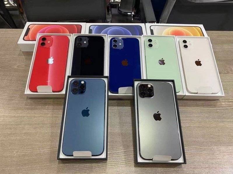 iphone 12系列实机照,前排前iphone    pro太平洋蓝与石墨色,后排为