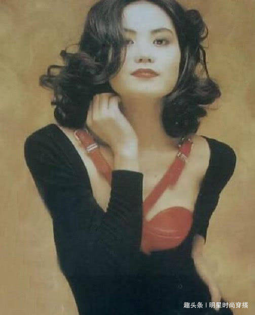 王菲早年性感旧照流出,黑丝薄纱裙尽显媚态,难怪谢霆锋如此痴迷