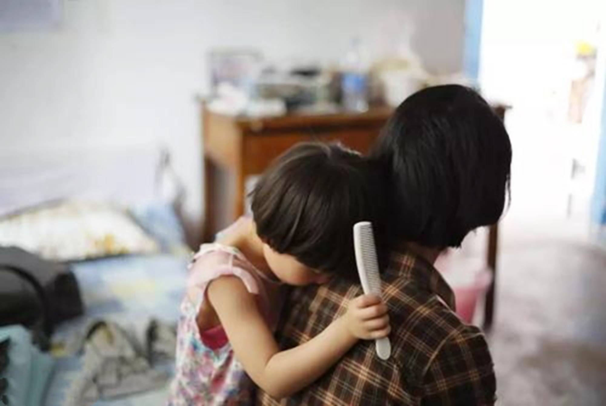 "离婚后,最怕母亲来我家"单亲妈妈自述引共鸣,爱和贫穷藏不住