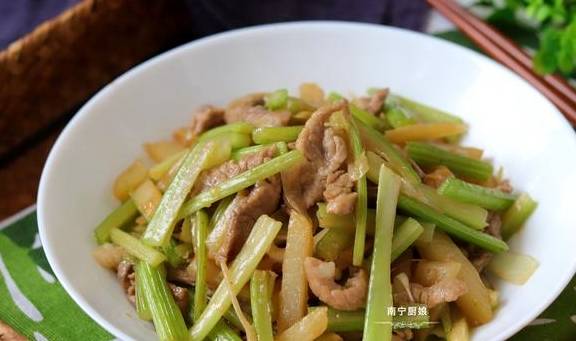 土豆芹菜洋葱一起怎么炒好吃 4322b2e341ed40b88985f82573d3f9be.jpeg