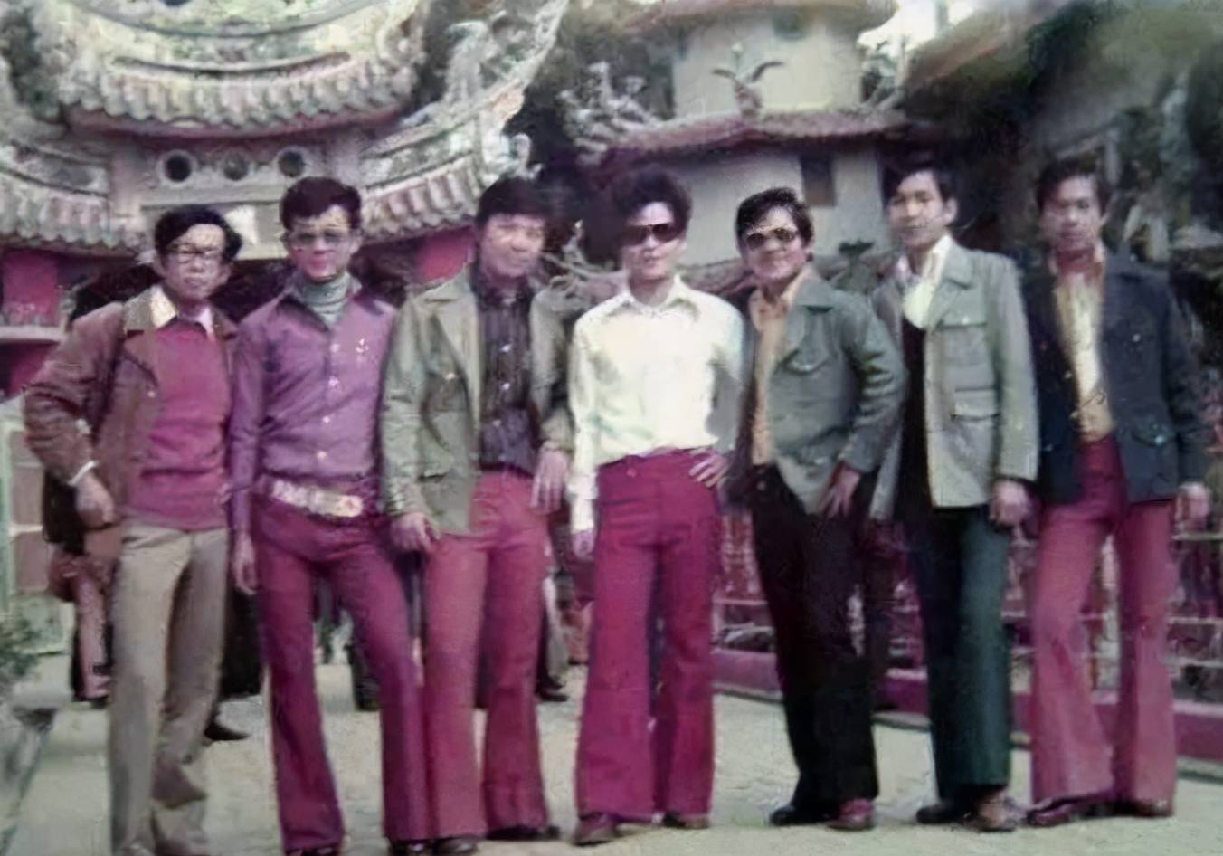 易中天:蛤蟆镜,体恤衫,喇叭裤,是80年代不良青年的标准着装