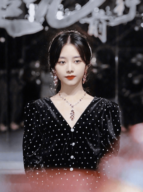 豆沙|让谭松韵惊艳四座的秋日妆容，原来你也能拥有，尤其这3款最时髦