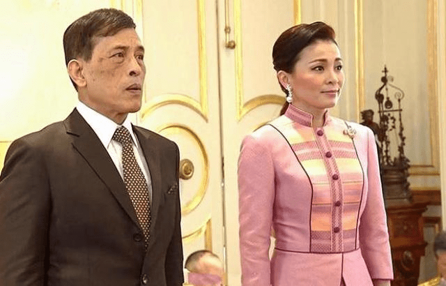 妮娜|泰王衰老太快，68岁动作迟缓走路不稳，苏提达两套套装穿出好身材