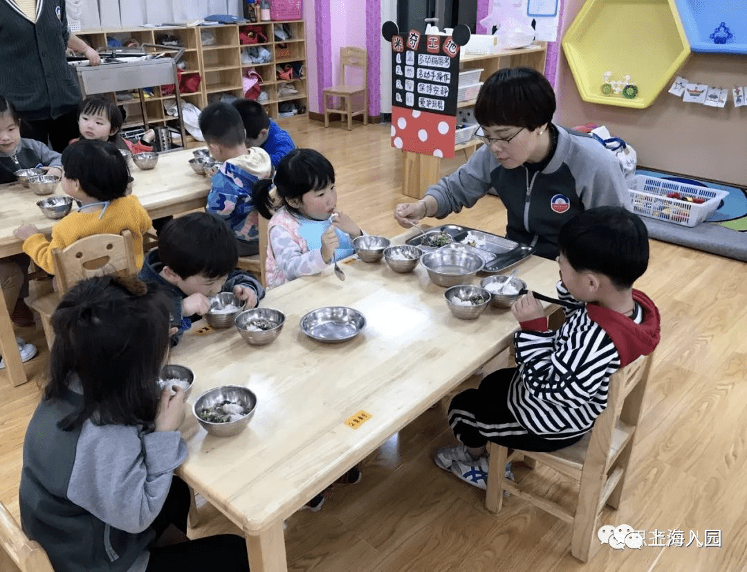 幼儿园|明确了！上海将全面落实幼儿园陪餐制度！“园长陪餐”或成标配