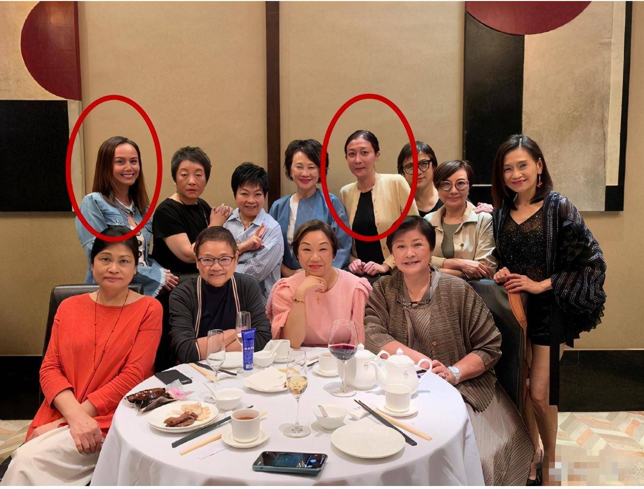 黄色|吴绮莉与闺蜜聚会！黄色开衫配连体裤显高挑，47岁的脸依然能打