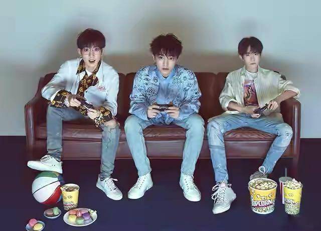 易烊千玺唱歌跨年 585c742b3fb9416ca6fb777be6dcbe05.jpeg