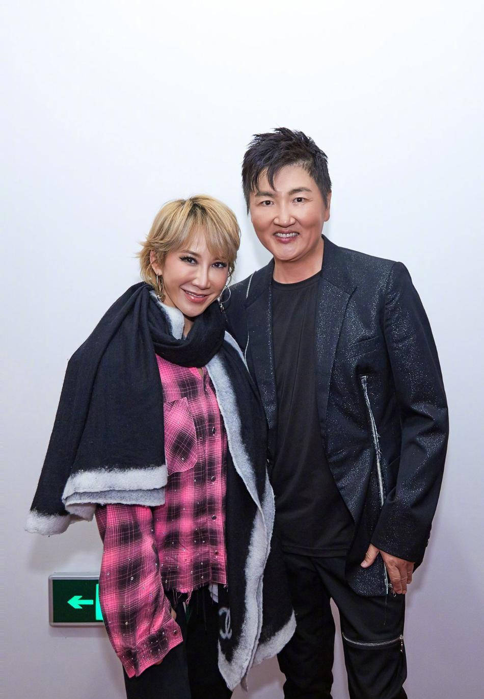 金发|李玟晒合照,染金发也难逃衰老,孙楠整个人大变样!