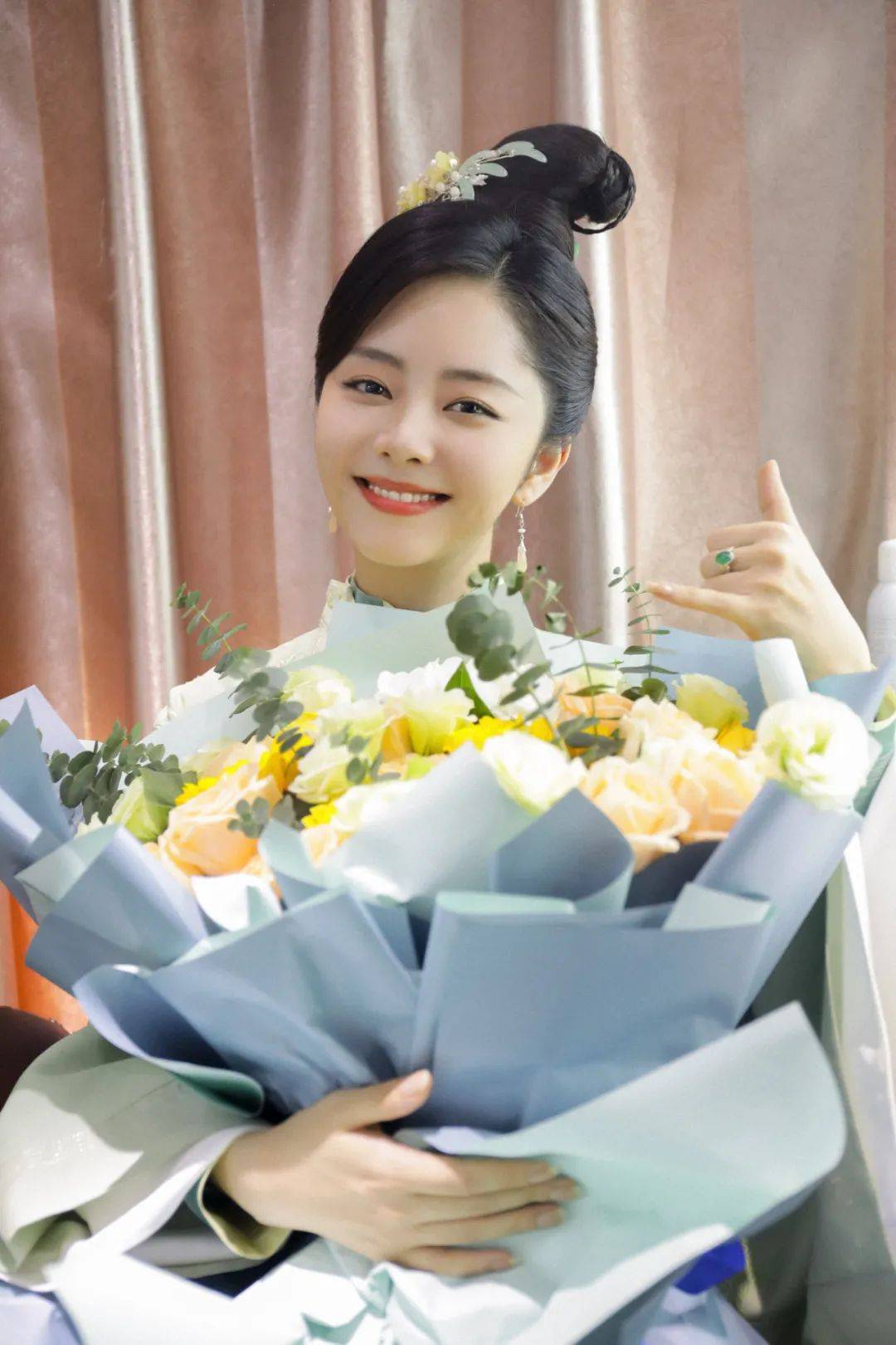 赵丽颖|原创谭松韵30岁还演高中生，娃娃脸成为转型阻碍，赵丽颖值得她借鉴