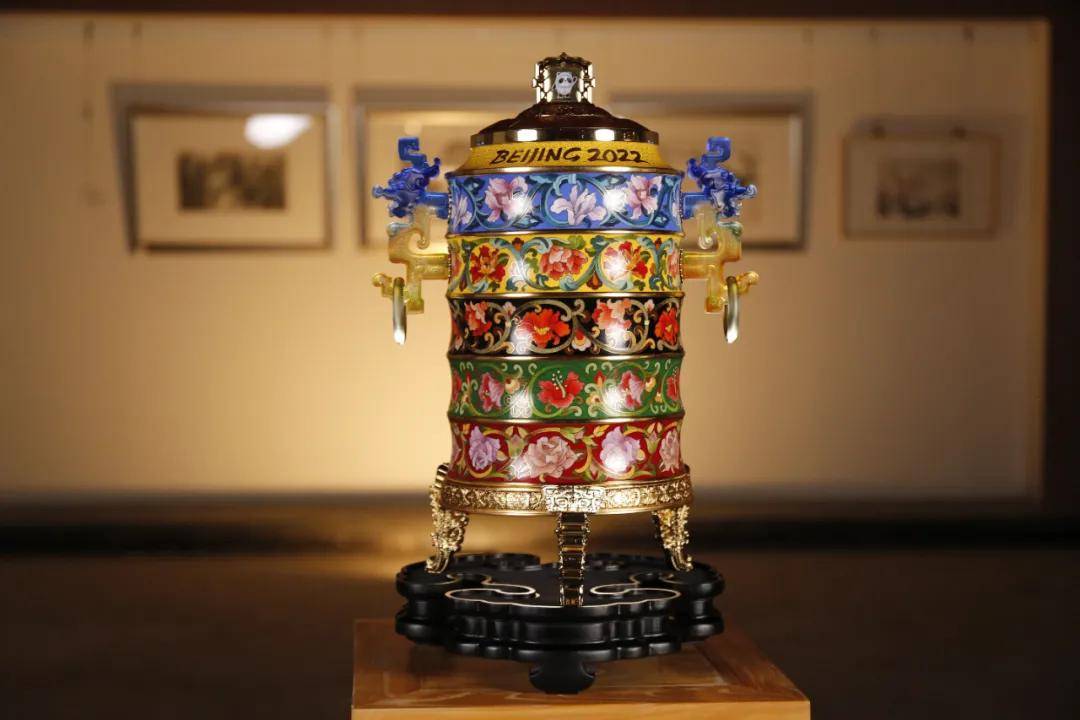 06 打 磨 07 镀 金 最后经过镀金,一件精美的景泰蓝作品终于呈现在观