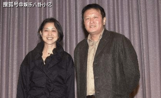 61岁倪萍近照,隐瞒了15年的三婚老公,原来是我们熟悉