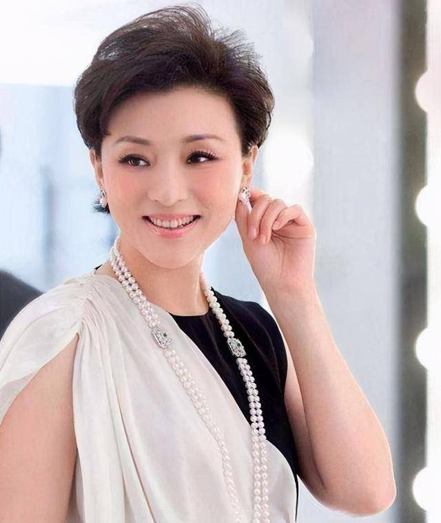 原创52岁杨澜全家照儿子像妈妈女儿像爸爸儿女颜值差异颇大