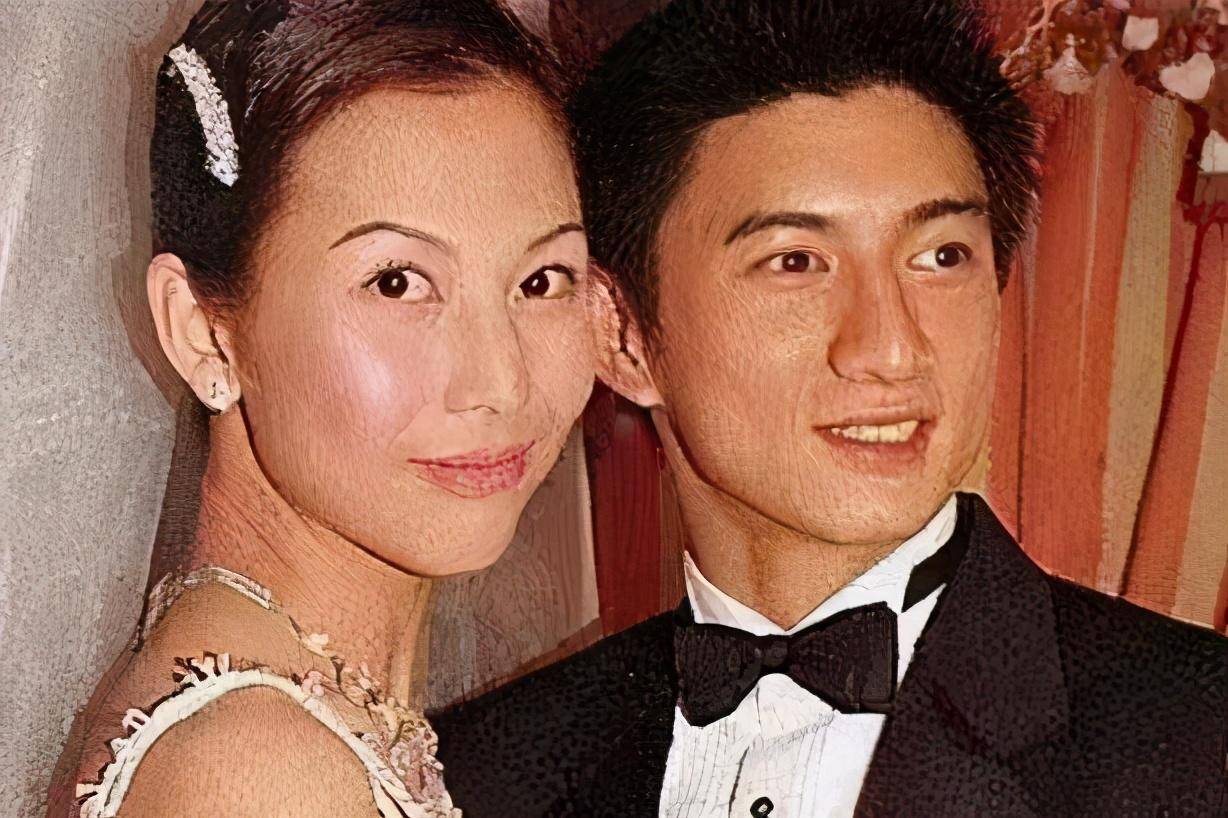 1999年,29岁的吴奇隆遇到了蔡少芬,一个替父还债,一个替母还债,两人同