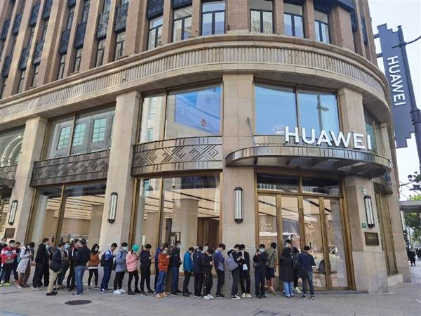 Mate|为摸到Mate40真机 华为旗舰店门口大排长龙