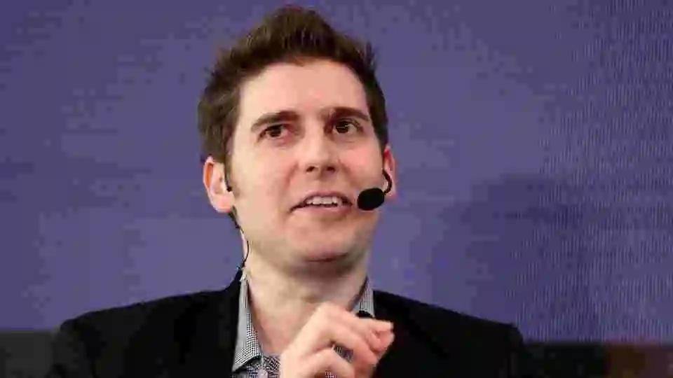 他就是facebook联合创始人eduardo saverin!