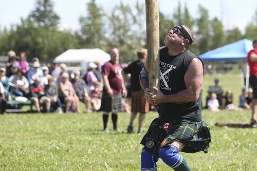 tossing the caber 抛竿赛