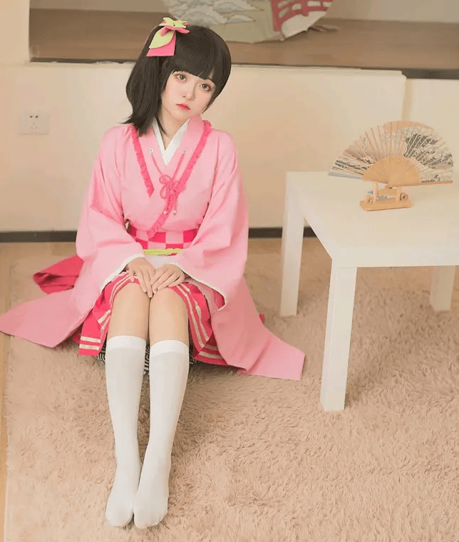 《鬼灭》cos:白袜香奈乎遇上黑袜女版无惨,却馋哭了一旁的恋柱