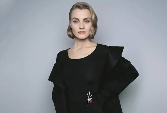 珠宝|梵克雅宝胸针艺术展，从彩宝中塑造珠宝的美，教你如何戴胸针！